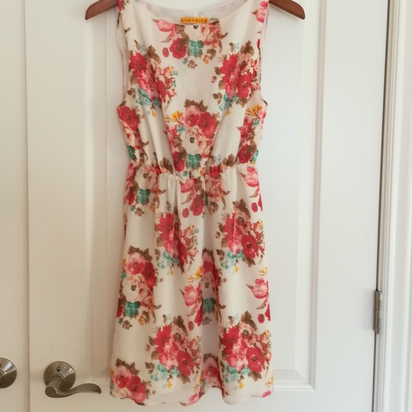 Alice + Olivia Dresses & Skirts - Alice and Olivia cream floral dress